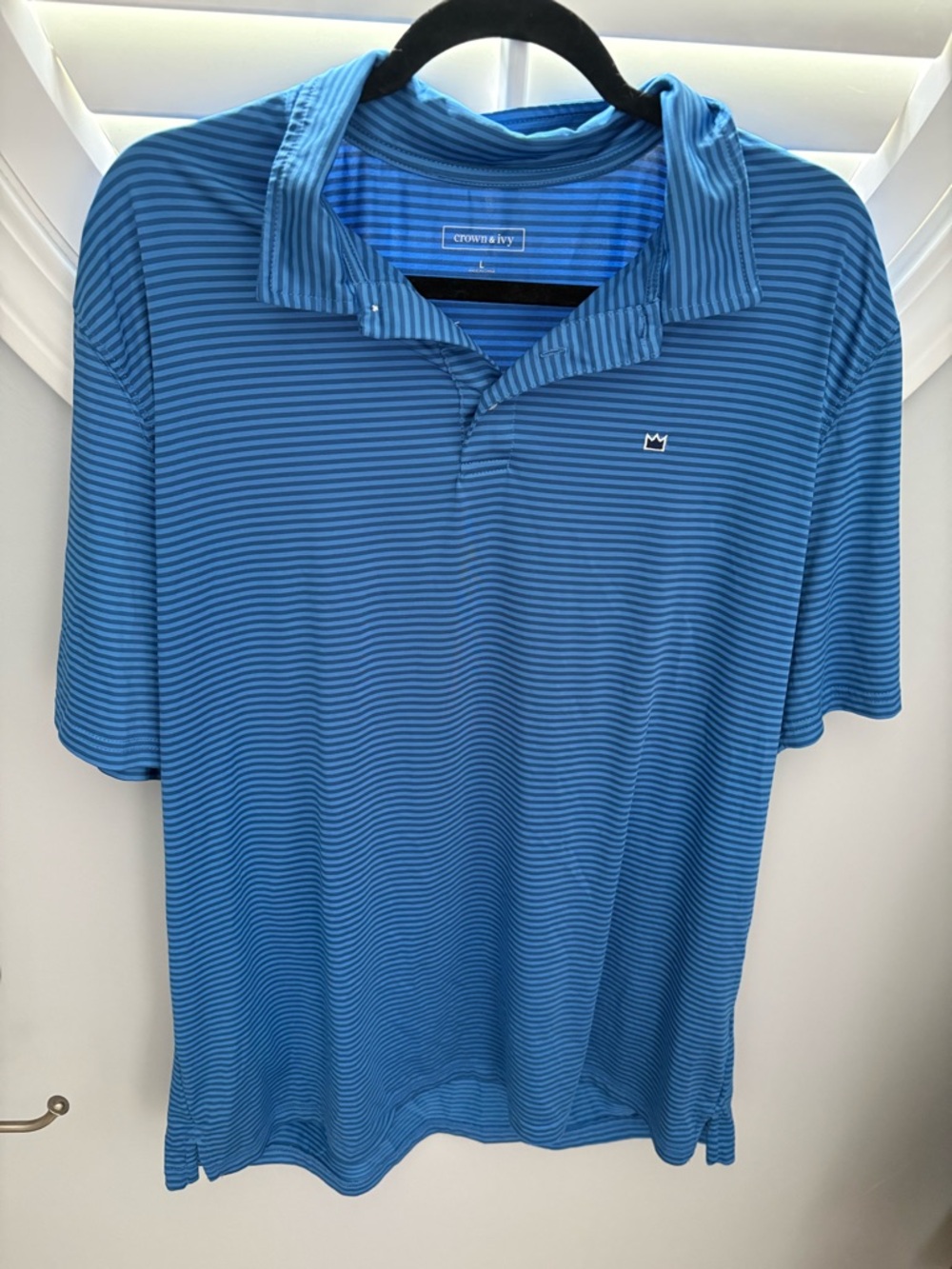 Crown & Ivy men's polo shirt features a blue striped pattern sz large